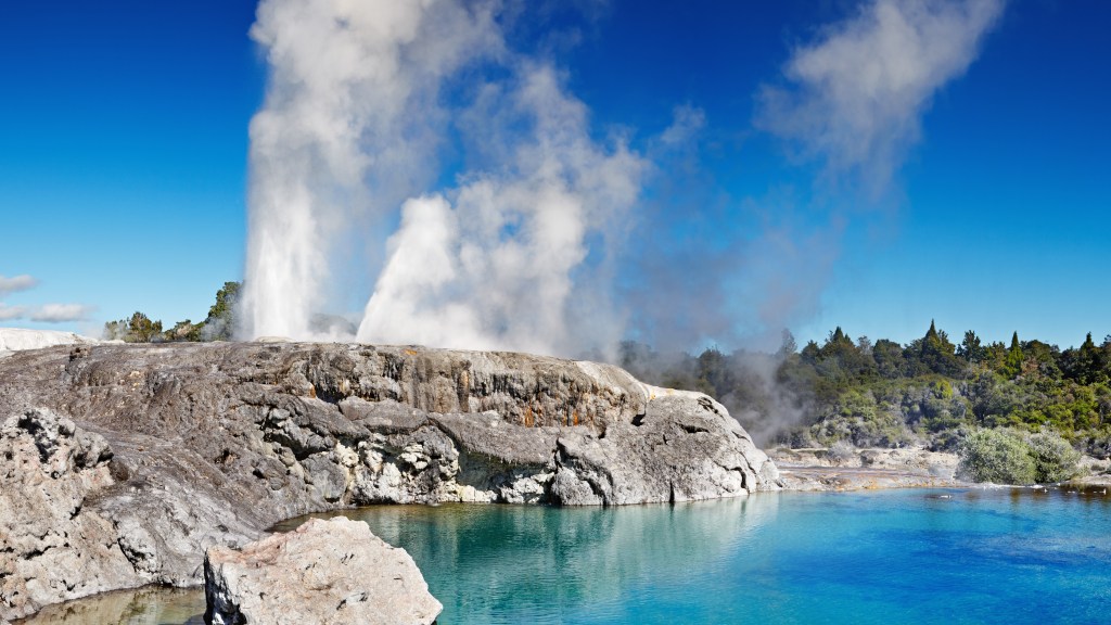 Pōhutu geyser